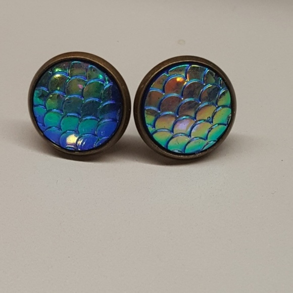 BRAND NEW 💖 Mermaid scale iridescent studs - Picture 3 of 7